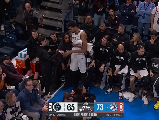 Baccarat-本场第二次！SGA突破动作过大吃进攻犯规 文班倒地捂膝盖下场休息